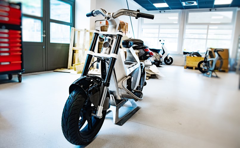 Stilride 1, här en ofärdig, är företagets första kommersiella motorcykelmodell.