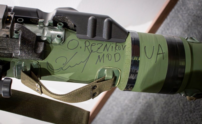 Ukrainsk signatur på NLAW-gevär. Foto: Joakim Rådström.
