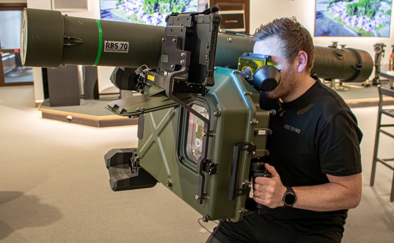 Daniel Lärkhammar demonstrerar robotsystemet RBS 70. Foto: Joakim Rådström.