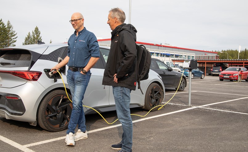Wilhelm Östergren och Lars Forsell, ingenjörer och projektledare på produktutvecklingen på parkeringsplatsen med 178 elbilsladdare