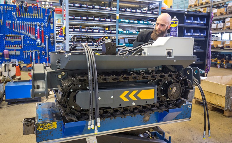 Robotar i åtta olika storlekar byggs på en och samma montagelina i fabriken. Ett 90-tal personer är anställda i Skellefteå och totalt runt 350 i världen. Här håller Johan Åström på att bygga en Brokk 110.