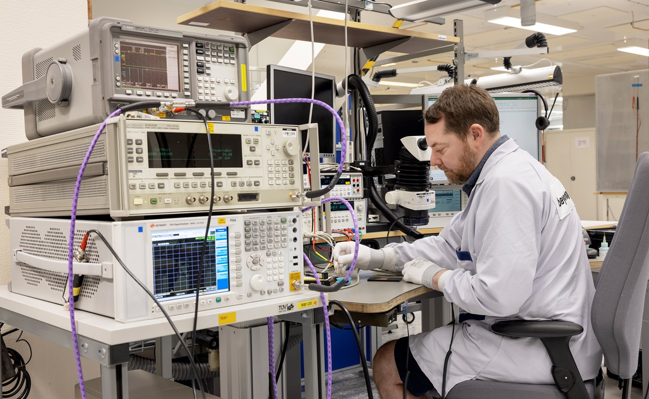 Henrik Osbeck testar en mikrovågs-converter (frekvensomvandlare) som är till en satellit för sändnings- och telekommunikationstjänster.