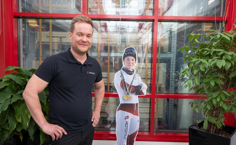Peter Strömberg, Sustainability & Payroll Manager på HR avdelningen och trefaldiga världsmästern Jonna Sundling. Vi sponsrar Jonna som är från Vindeln för hennes satsning på att bli bäst, precis som vi vill vara världsbäst, förklarar han.
