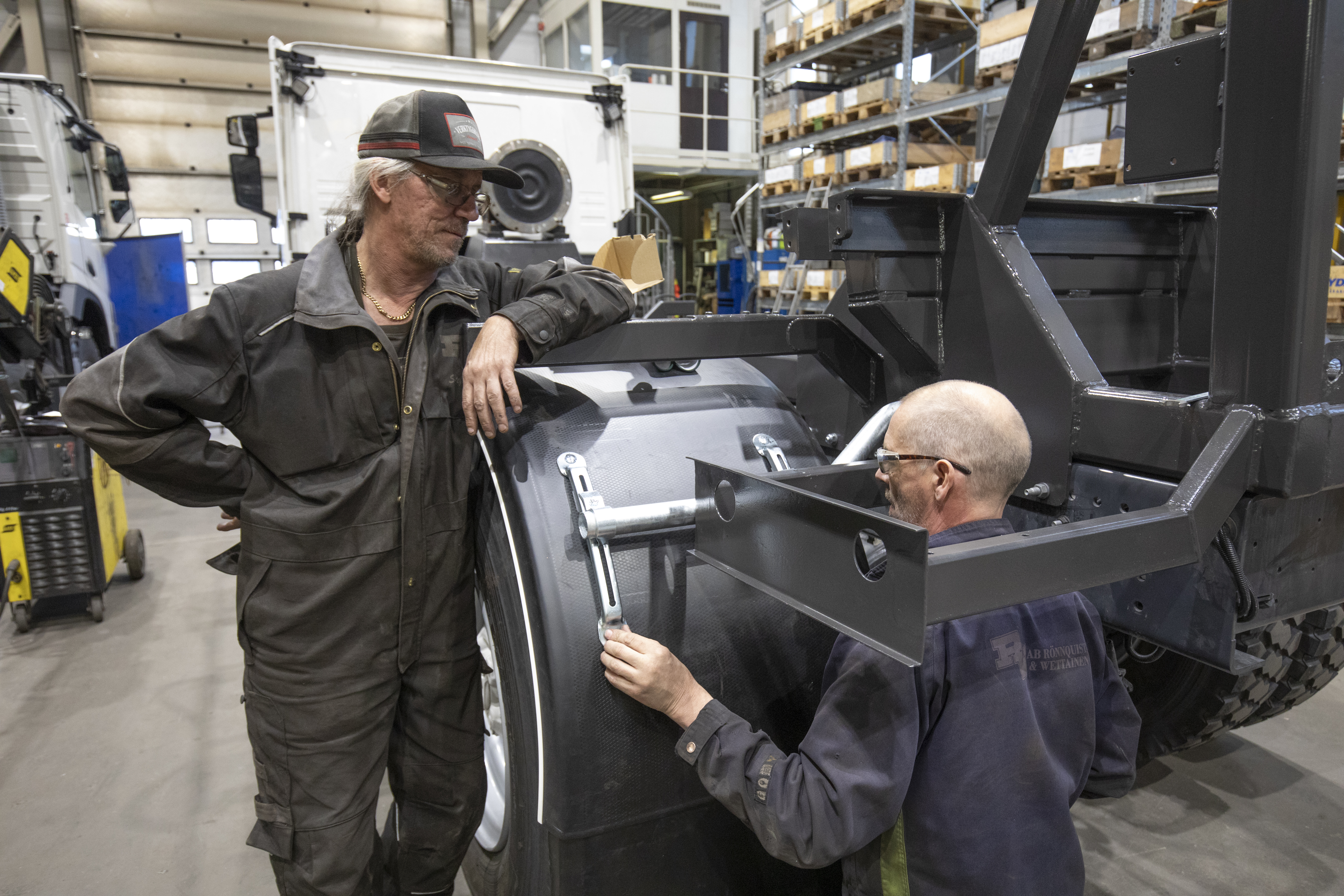 Två mekaniker, Rolf Stålnacke och Stefan Kalla, som jobbar för företaget Rönnqvist och Wettianen som NMV samäger Kiruna Wagon med, hyrs in vid behov.