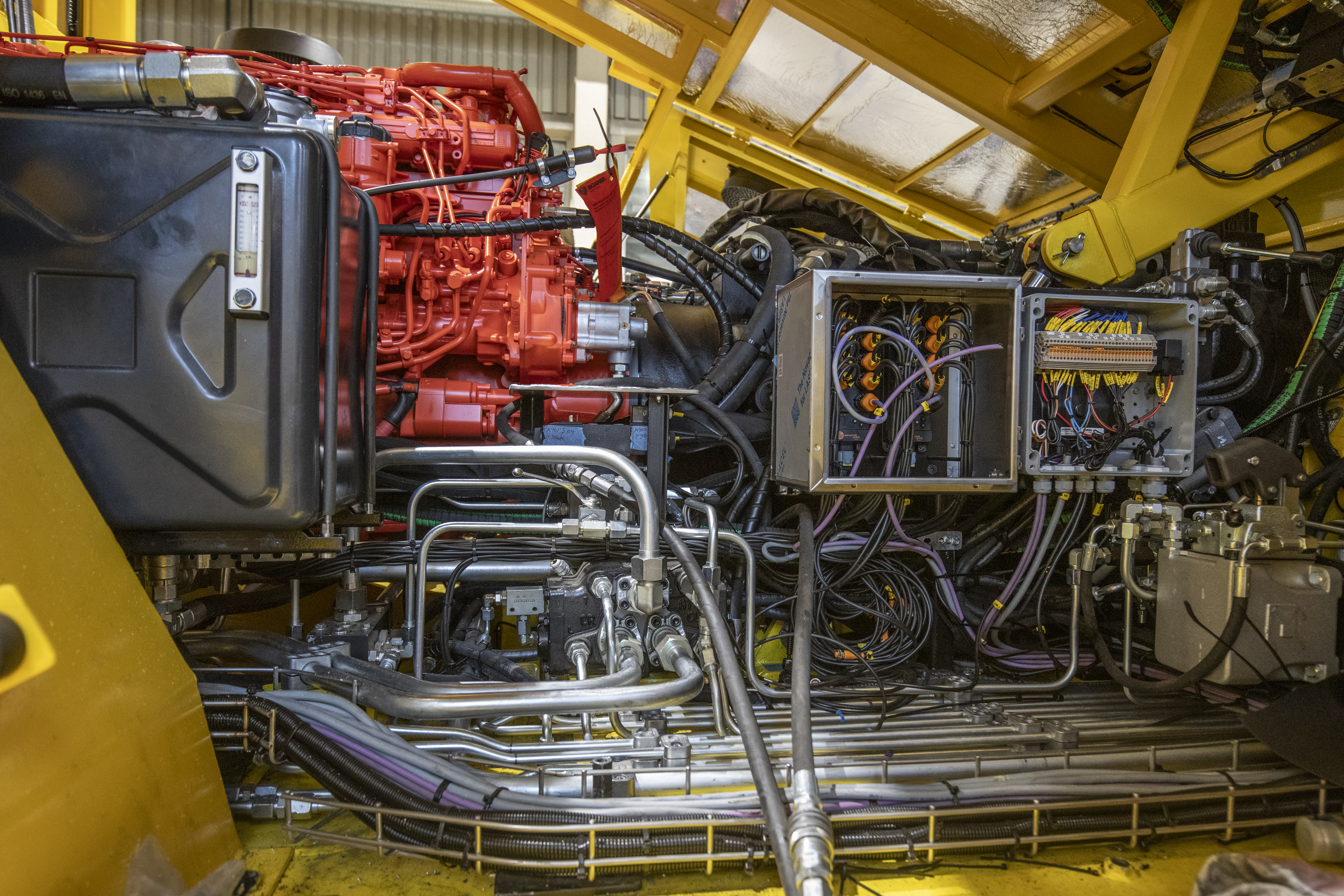 Slaggtrucken byggs helt för hand. Här en bild på motorrummet med styrsystem och hydraulikinstallationer.