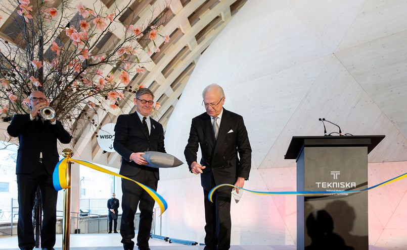 Peter Skogh tillsammans med Kung Carl XVI Gustaf i den officiella invigningen av Wisdome Stockholm. Foto: Pressbild Tekniska museet.