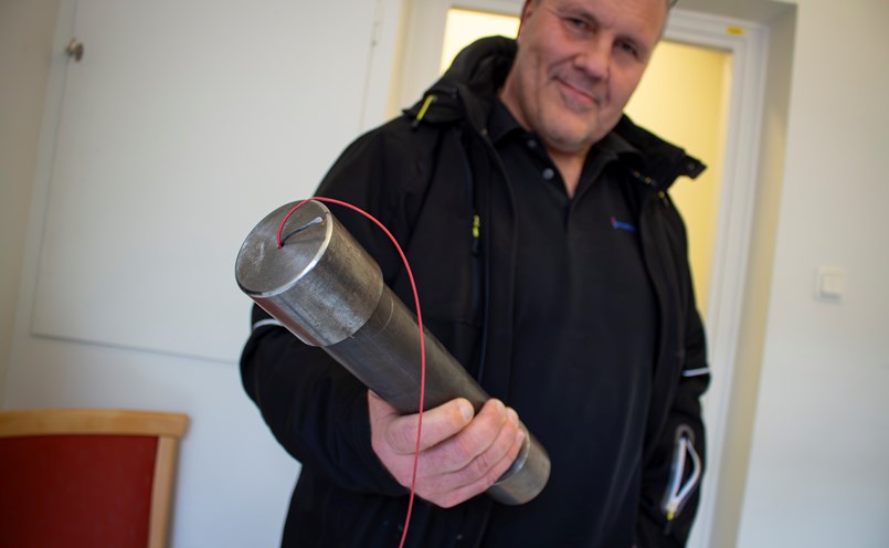 Risto Viinikka med rörbomb, eller dirty bomb. Foto: Joakim Rådström.