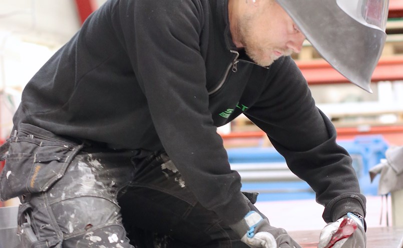 Plåtslagaren William Anefjärd svetsar aluminiumplåtar
