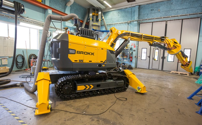 Brokk 900 modellen är den största och väger 12,5 ton.