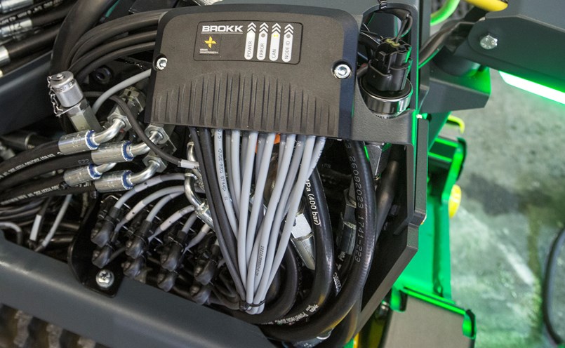 Elektronikboxen på bild har Brokk utvecklat själv med elektronik, programvara, med mera, för att få ännu jämnare rörelser i roboten.