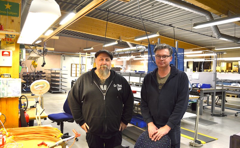 Processteknikern Fredrik Nyström och maskinoperatören Johan Karlsson har båda jobbat på Kablego sedan mitten av nittiotalet.