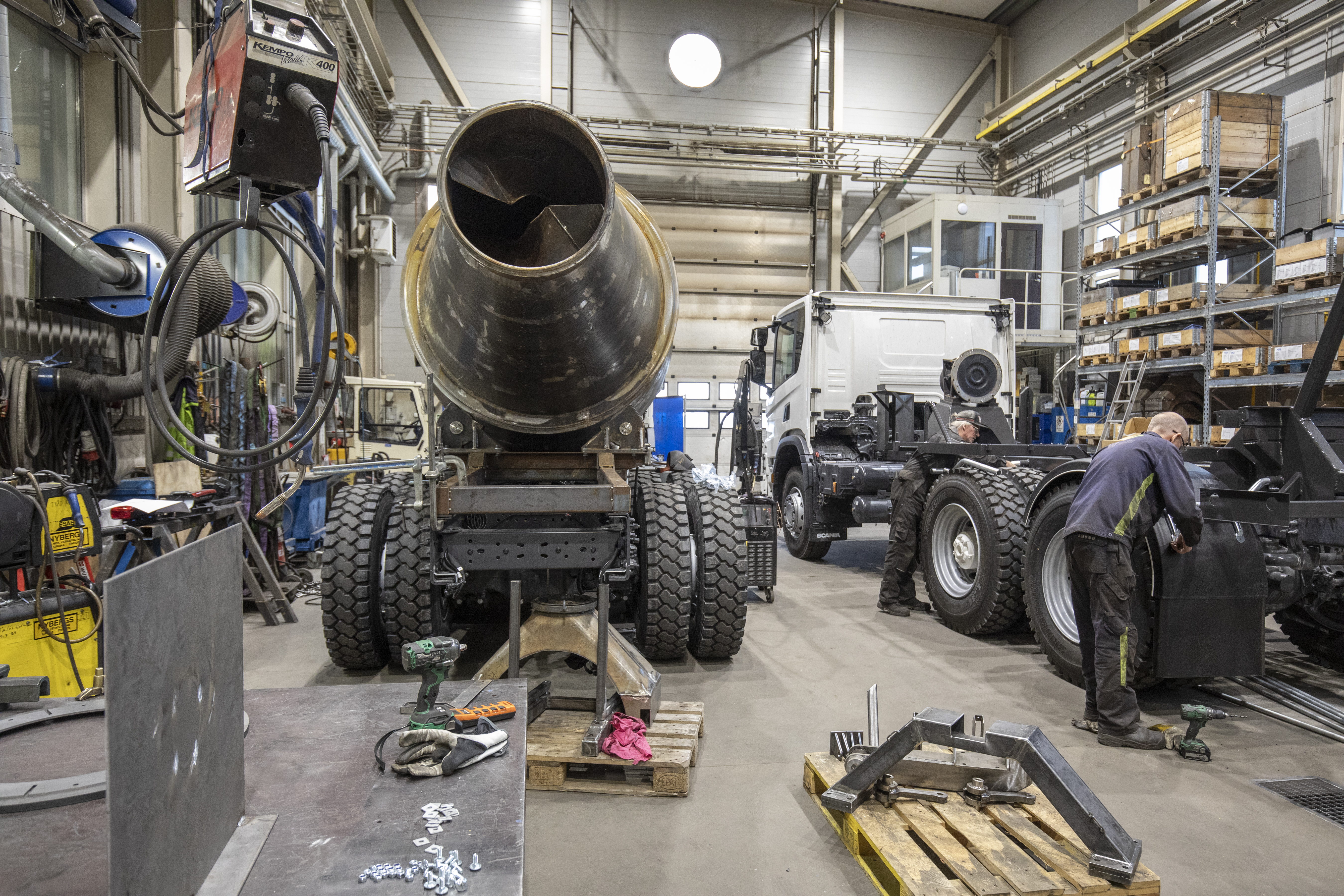 Två betongfordon byggs parallellt med slaggtrucken i fordonsverkstaden.