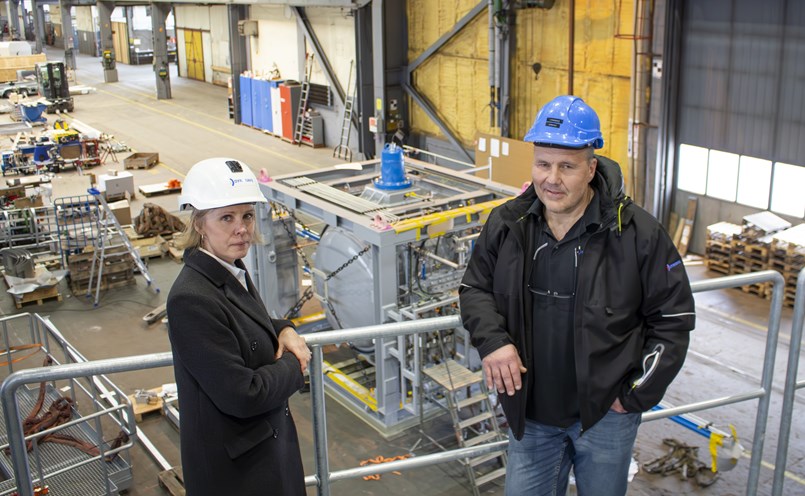 Maria Fridberg och Risto Viinikka i monteringshallen. Foto: Joakim Rådström.