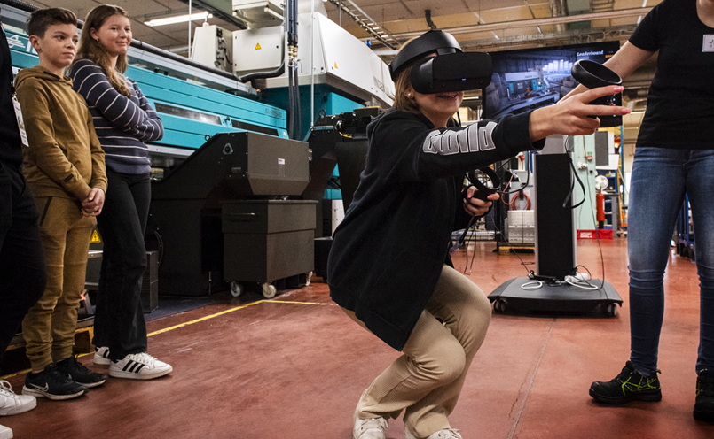 Eleverna Altin Topalli, Hanna Kvarnvik och Victoria Karlsson upplever spänningen i VR-spelet.