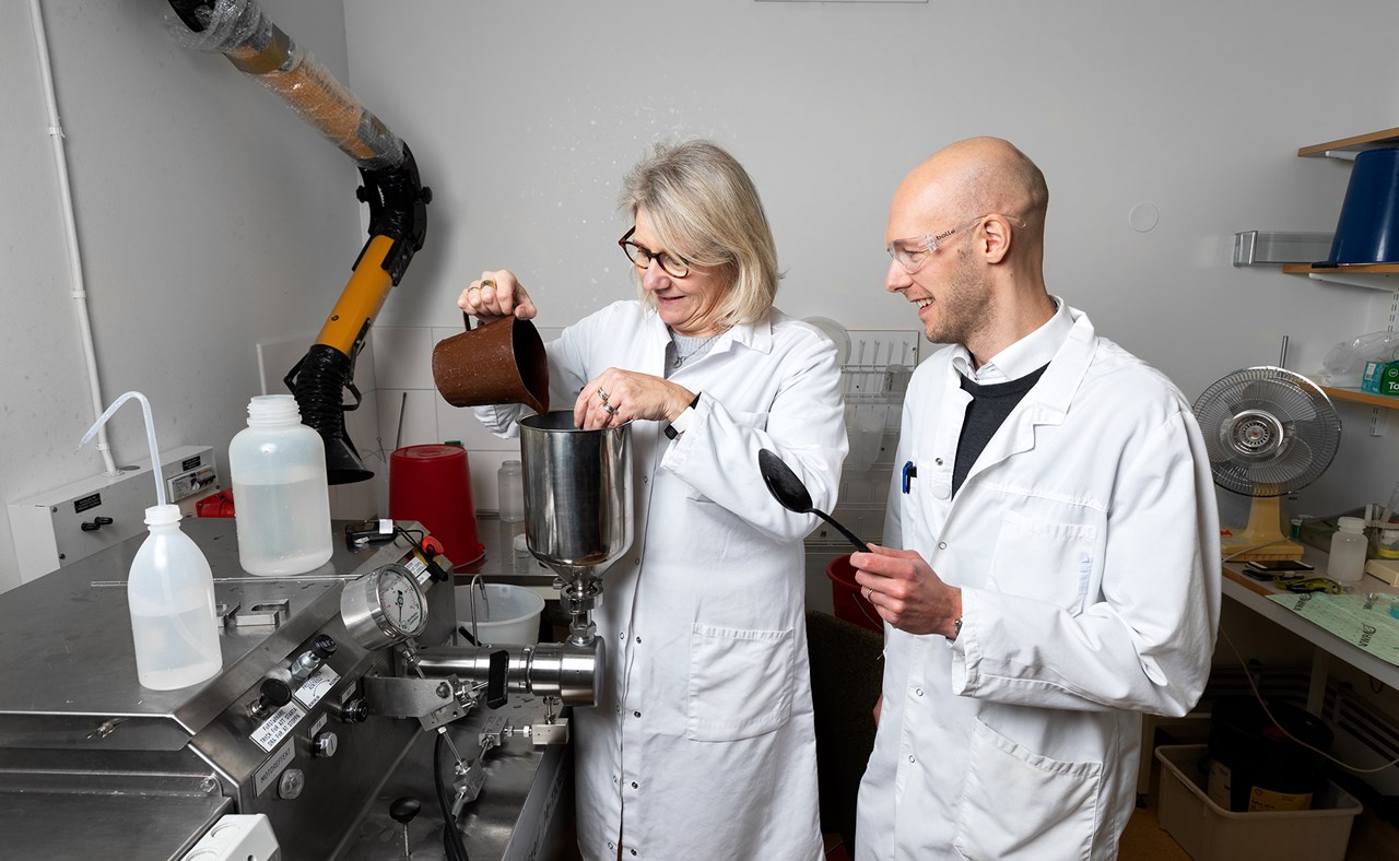Åsa Engström och Karl Håkansson på forskningsinstitutet Rise jobbar med hela produktionskedjan, från träflis till nanocellulosa.