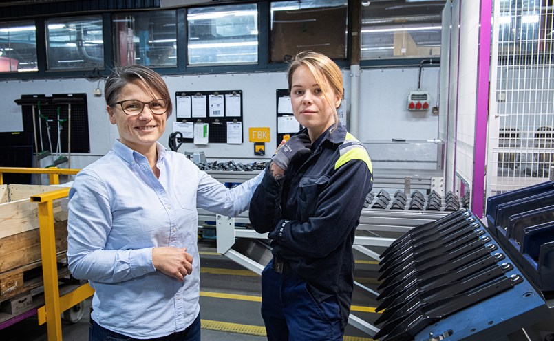 Lucia Kristiansen kunde själv ingen svenska när hon kom till Sverige. Nu hjälper hon medarbetarna att lära sig språket. Här är hon, till vänster, tillsammans med Sofiia Valla.