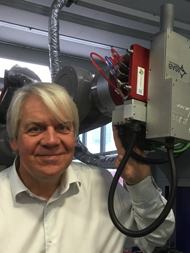 Bengt-Göran Rosen tillsammans med en robot utrustad med Industri4.0 ytmätare.