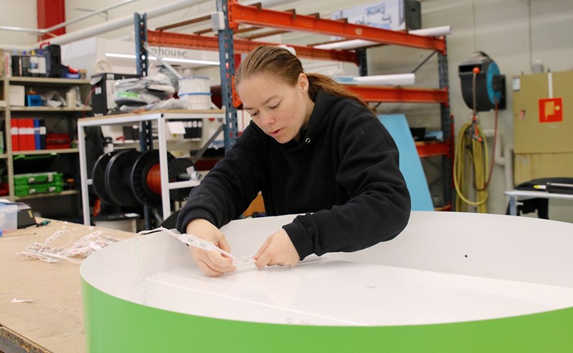 Sanna Leknes, skyltmakare, kopplar in LED-moduler till en skylt för Padel Center.