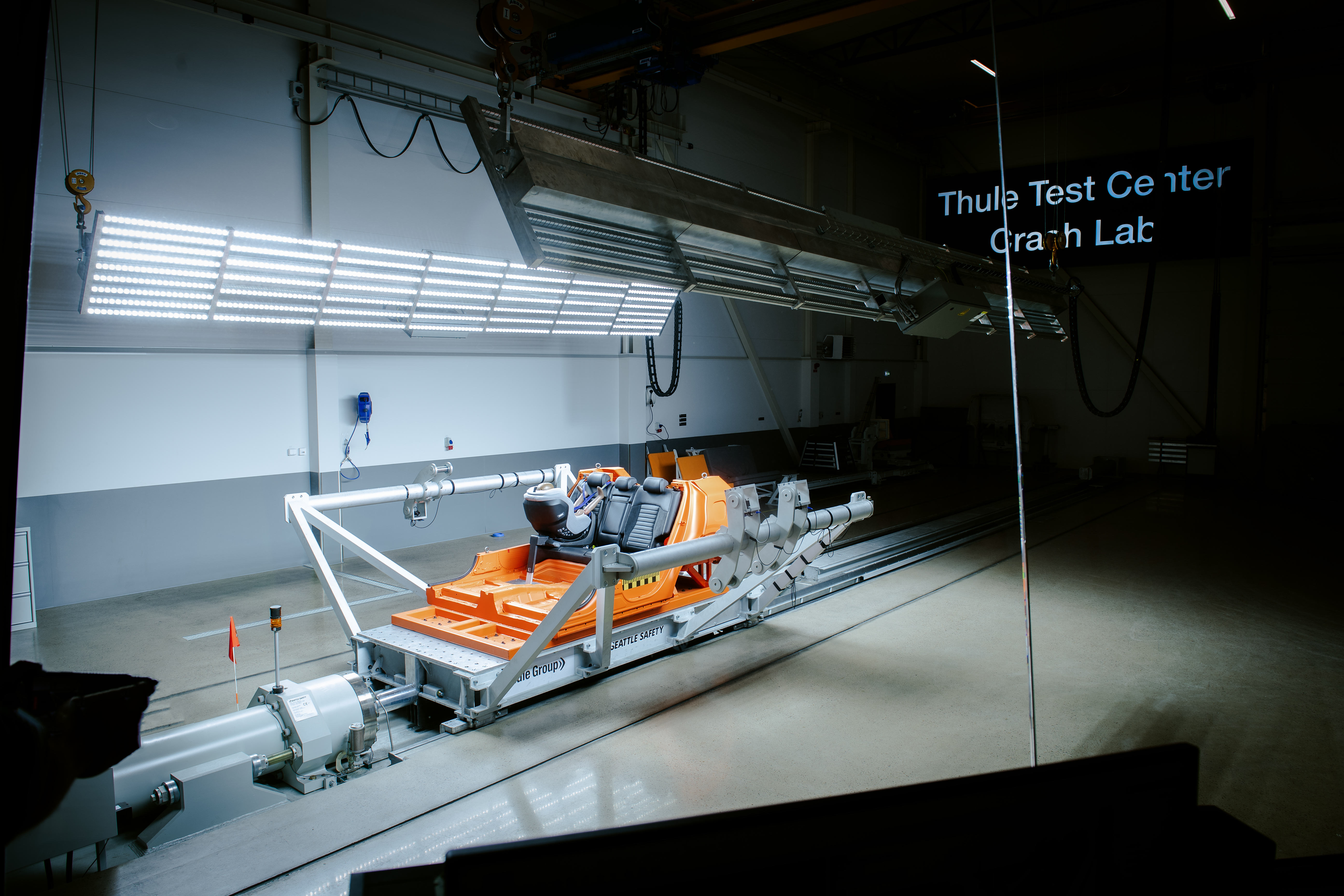 Testsläden skjuts i väg med hjälp av tryckluft.