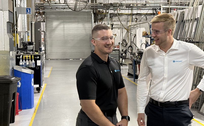 Alexander Ivehammar, till höger i bild, tar hjälp av sin kollega Sebastian Norena som är Application Sales Engineer på Element för en guidad tur genom labbet. Bilden överst: Här testas bland annat elektriska komponenter i en explosiv atmosfär.