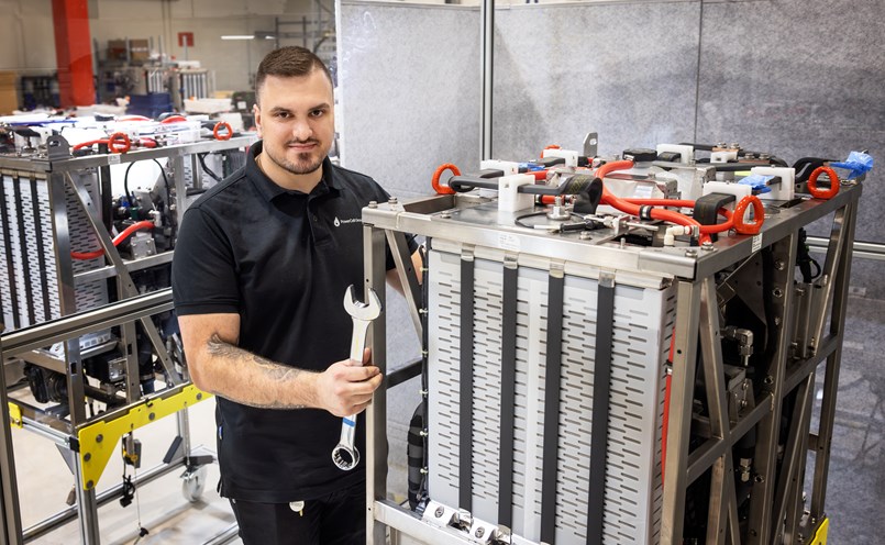 Produktionschefen Andrea Stojchevski med bränslecellssystemet Marine System 225 som förbereds för trycktest i produktionen.