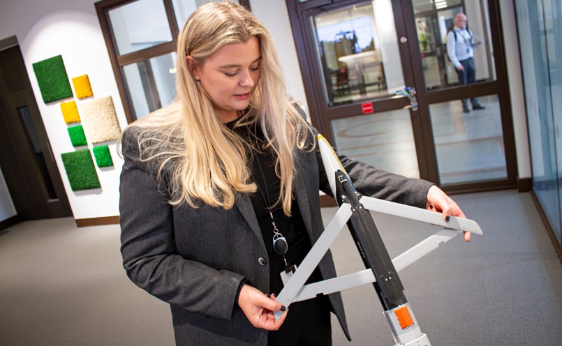 Ellen Persson, kommunikatör på Saab i Karlskoga, visar Saabs GLSDB-raket. Foto: Joakim Rådström.