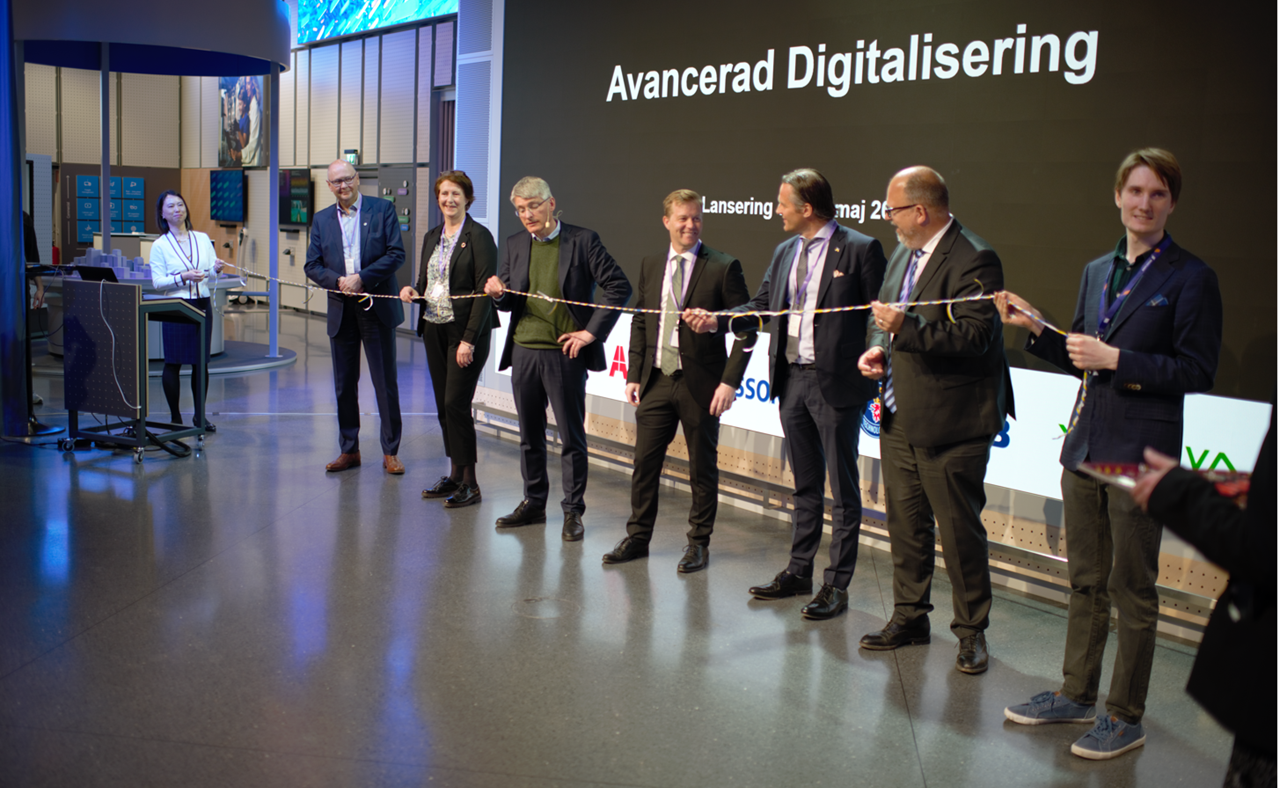 Invigningen av programmet Avancerad Digitalisering. Från vänster: Klas Wåhlberg, Teknikföretagen, Cecilia Sjöberg, Vinnova, Erik Ekudden, Ericsson, Ulf Hellström, ABB Motion, Christian Hedelin, Saab, och näringsminister Karl-Petter Thorwaldsson (S) som ska klippa bandet. Foto: Nathalie Olausson.