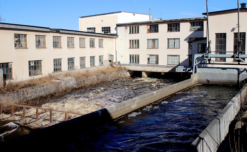 Vattenkraften låg till grund för järnbruket under hundratals år. När behovet av nya affärsområden uppstod tog Borggårds Bruk 1882 ett stort steg och började med trådbockning. Det blev övergången från järnbruk till verkstadsindustri.