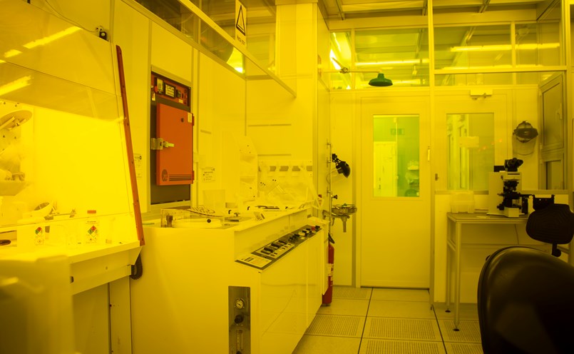 Rum med gul ljusmiljo for att skydda forskningsmaterial.