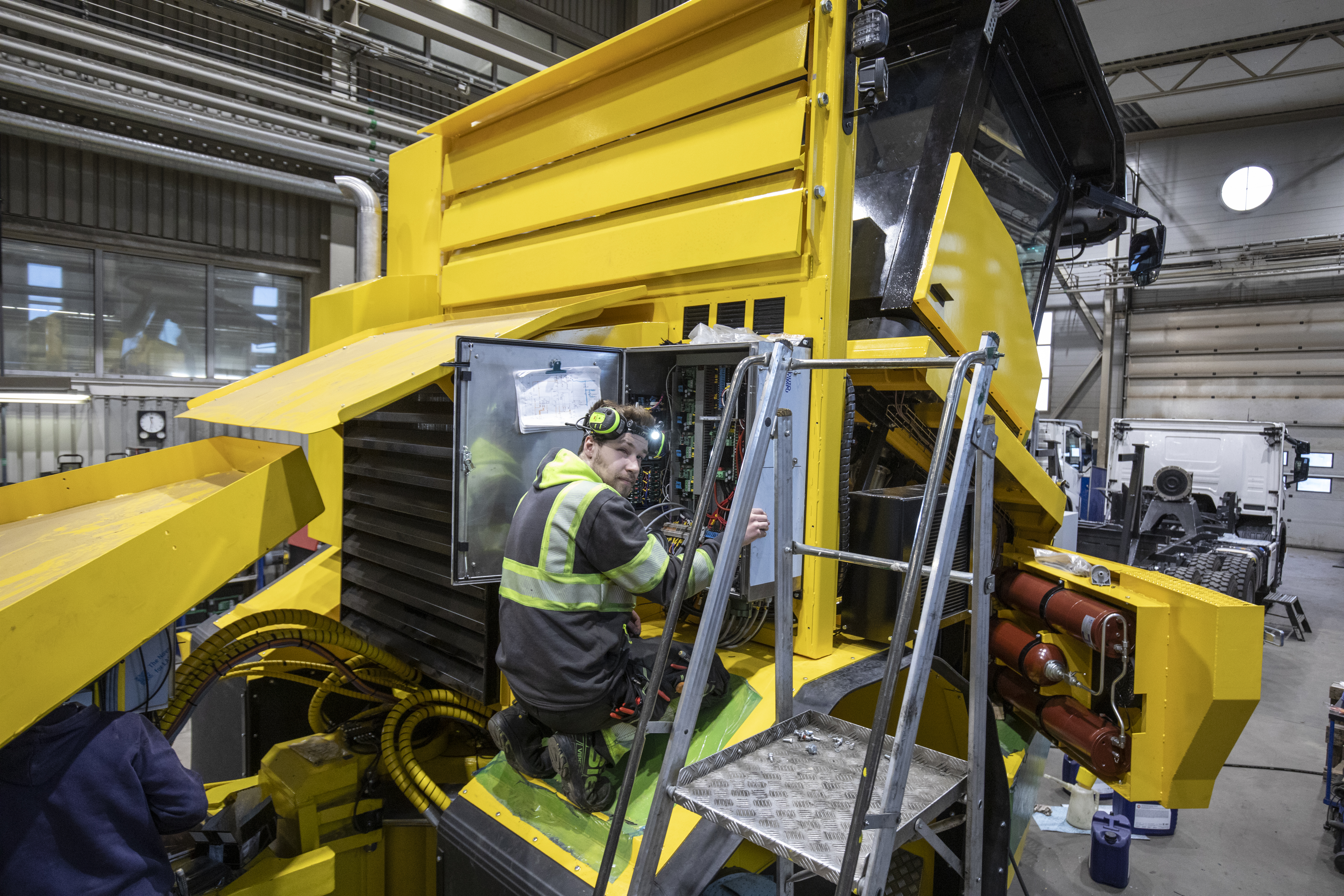 Elektrikern Lucas Mäkelä har jobb i ett par, tre månader med att installera el och styrutrustning i slaggtrucken.