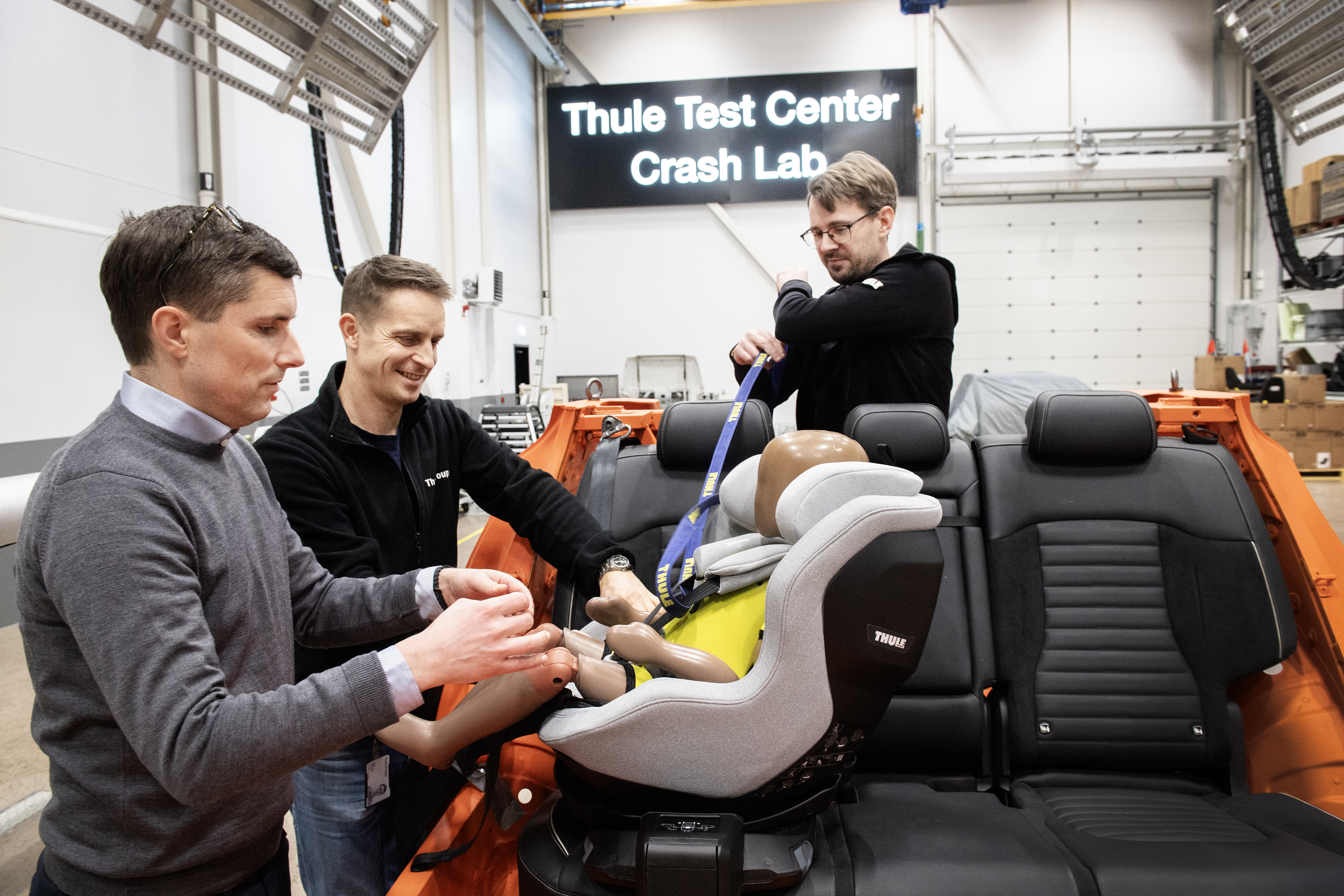 Från vänster i bild: Wilhelm Larsson tillsammans med testingenjörerna David Willermark och David Söderblom i testanläggningen.