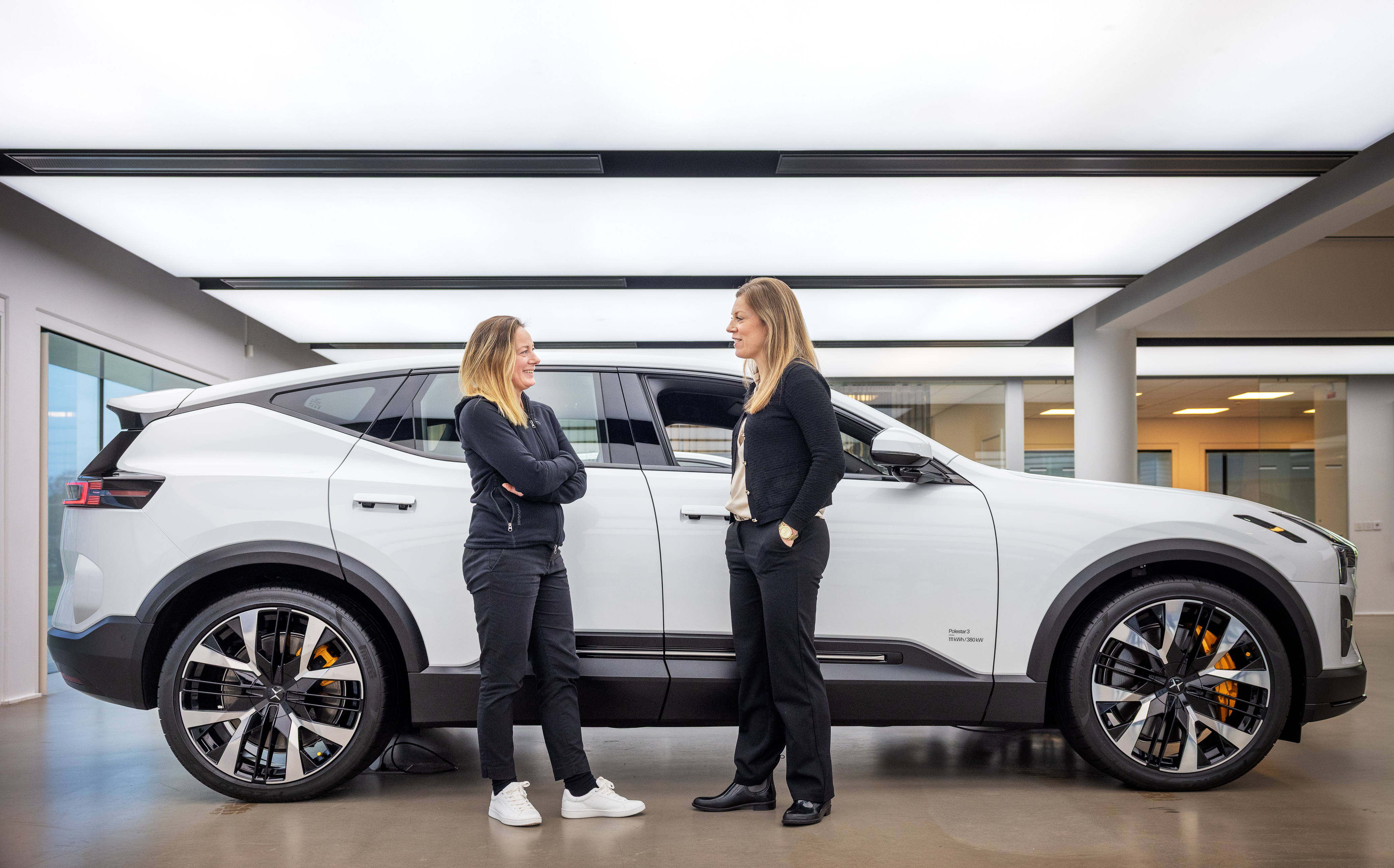 Emanuella Wallin, produktägare för laddning och energi på Polestar, och Therese Caesar, ansvarig för flexbilitetsmarknad inom elnät på Göteborg Energi, i artikeln om Polestar. Foto: Sofia Sabel.