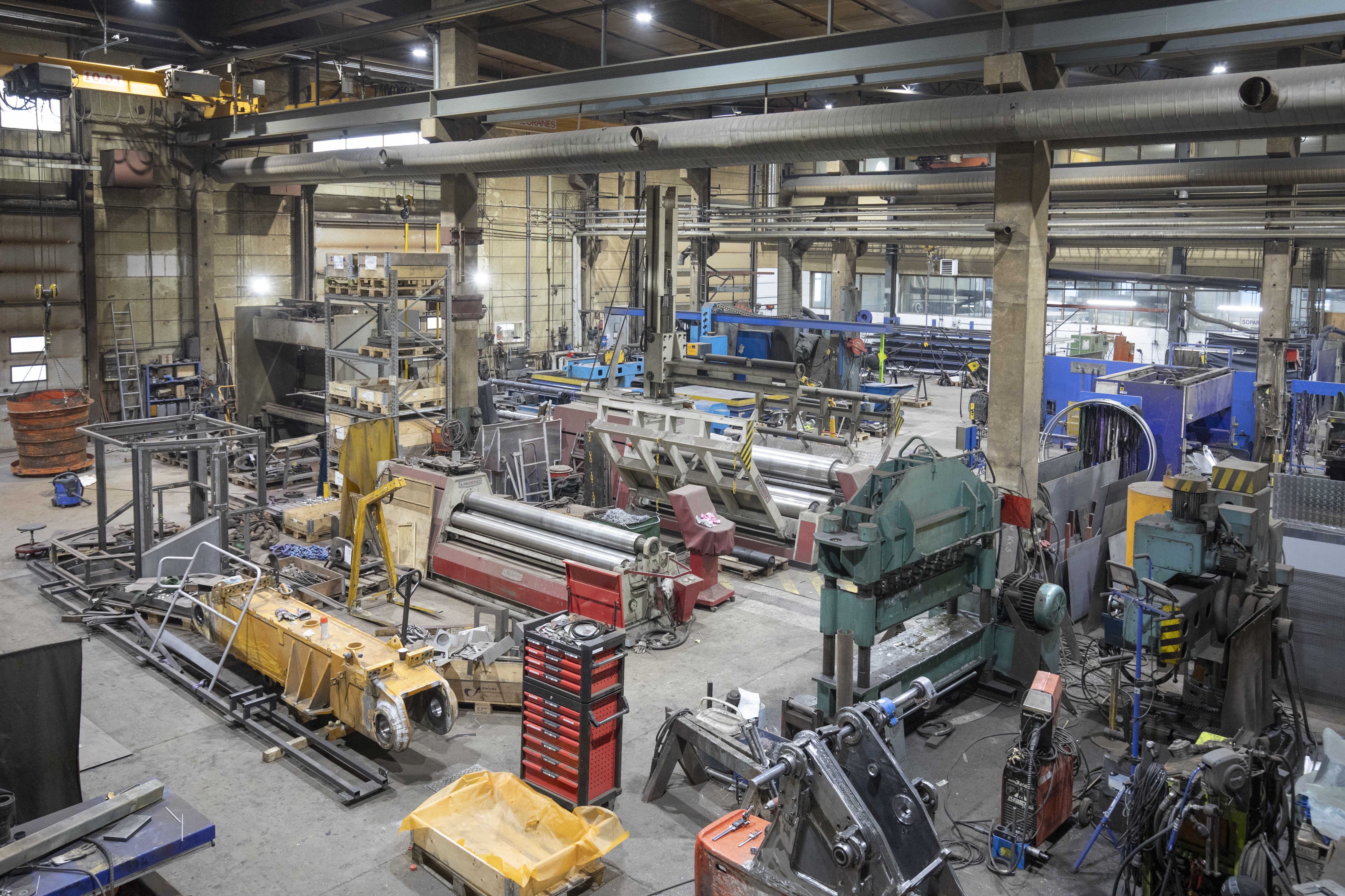 Många komponenter till specialfordonen tillverkas i företagets mekaniska verkstad i Kiruna. I verkstaden intill byggs fordonen.