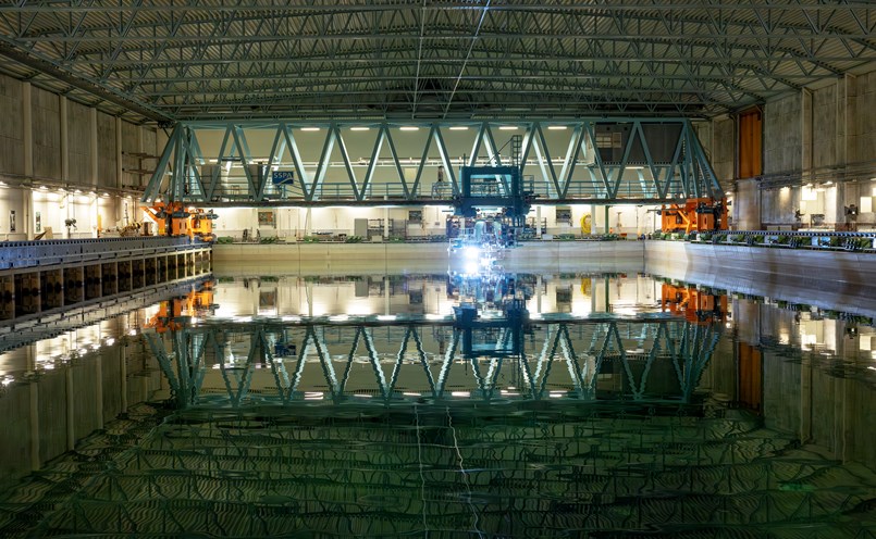 Bassängen vid RISE testmiljö SSPA Maritime Center i Göteborg är 88 x 39 meter och är Sveriges enda våglaboratorium.