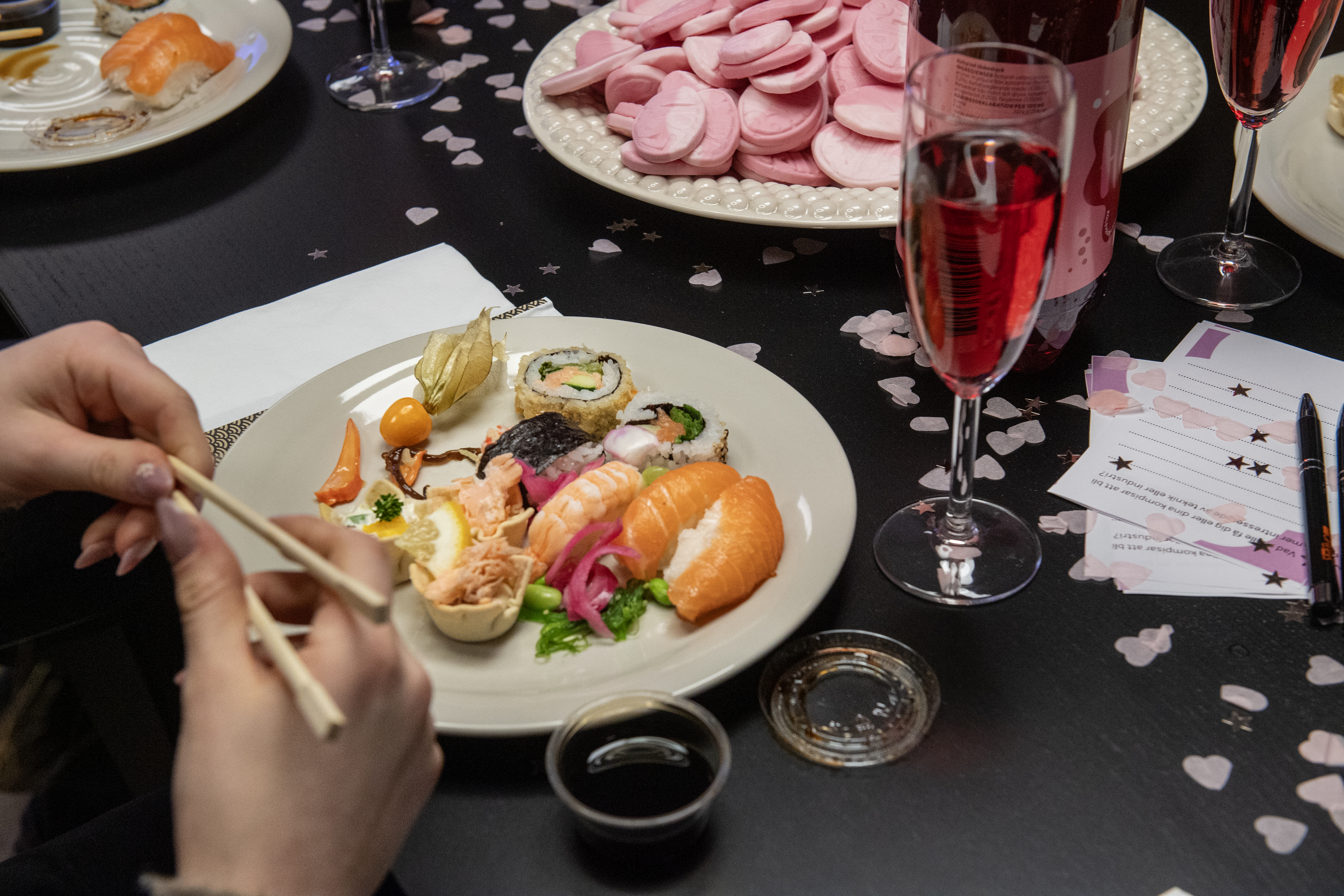 kvällen bjöd bland annat på rosa snacks, sushi och alkoholfritt rosébubbel