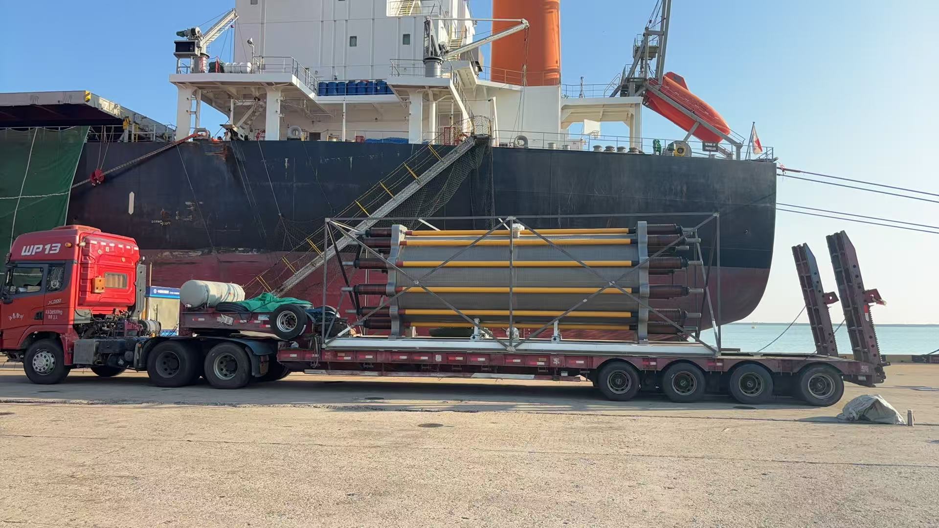 Metacon elektrolysör lastas i hamn i Kina på väg till Grekland. Foto: Metacon.