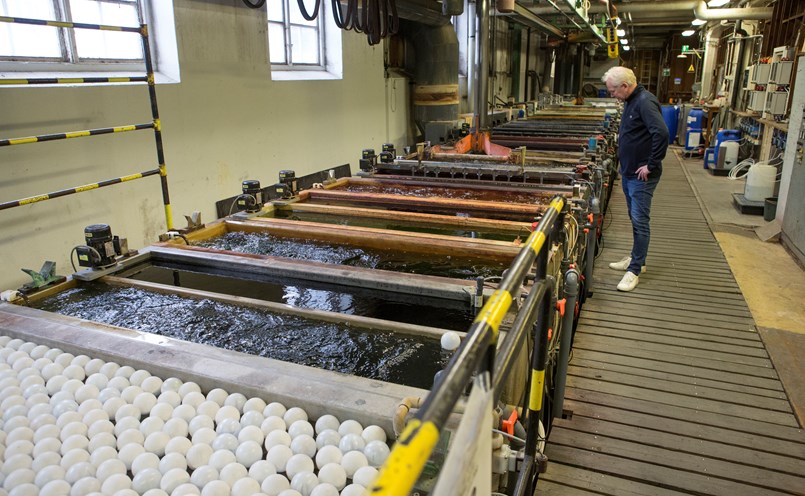 Anodiserinsbaden innehåller tolv olika färger som ger yttergavlarna färg.