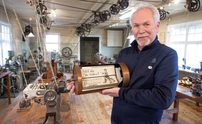 Mikael Loorentz visar en roterande reklamskylt som tillverkades i den gamla remdrivna fabriken där de första fiskerullarna började tillverkas 1941.