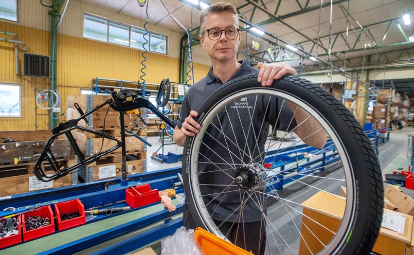 Johnny Gunnarsson monterar en cykel. ”Det känns bra med den nya ledningen , säger han.