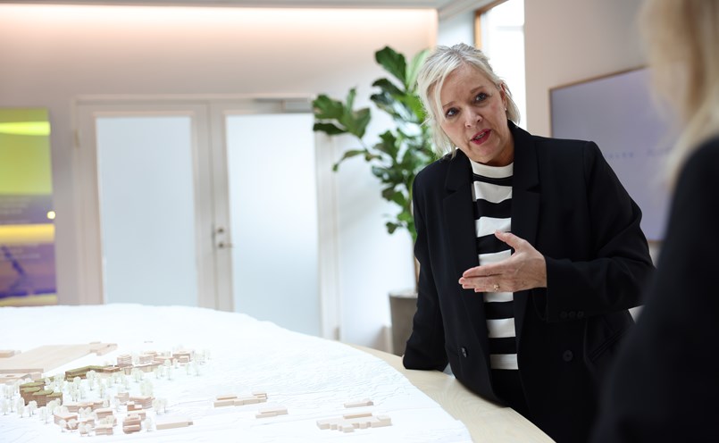 Lisa Thorén, Volvo Cars globala fastighetschef, beskriver hur det nya innovationscentret ska se ut.