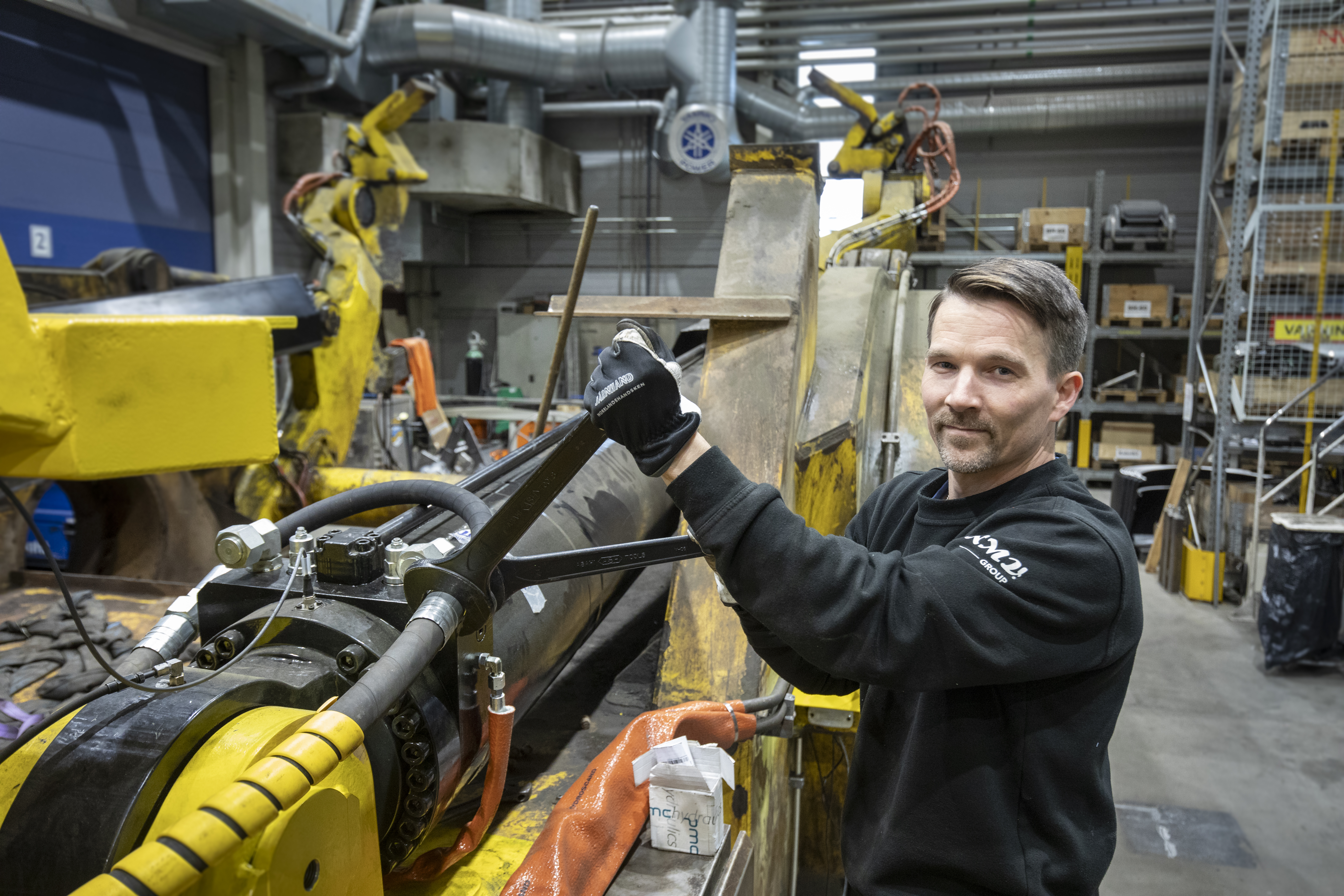 Mekanikern Jerry Andersson drar fast muttrarna till hydraulcylindern som uppdaterats till en säkrare lösning med inbyggda givare för att lyfta slaggdeglarna på 60 ton snabbare.