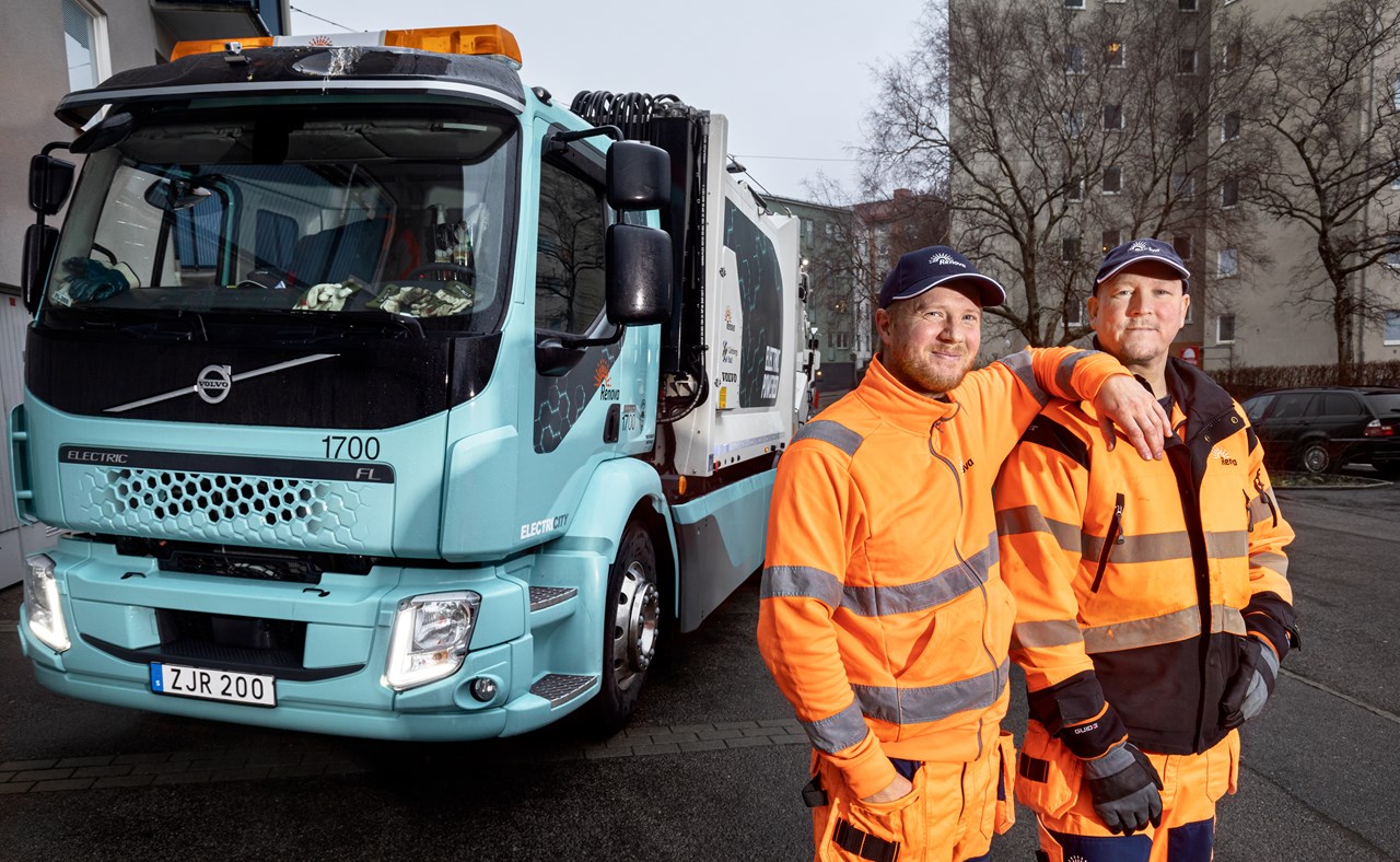 Bättre (arbets)miljö. Numera räcker det att radion i kupén står på låg volym och kollegorna Jonas Gustafsson och Peter Pude slipper höja rösten när de samtalar under arbetet på utsidan. Och de boende är gôrglada.