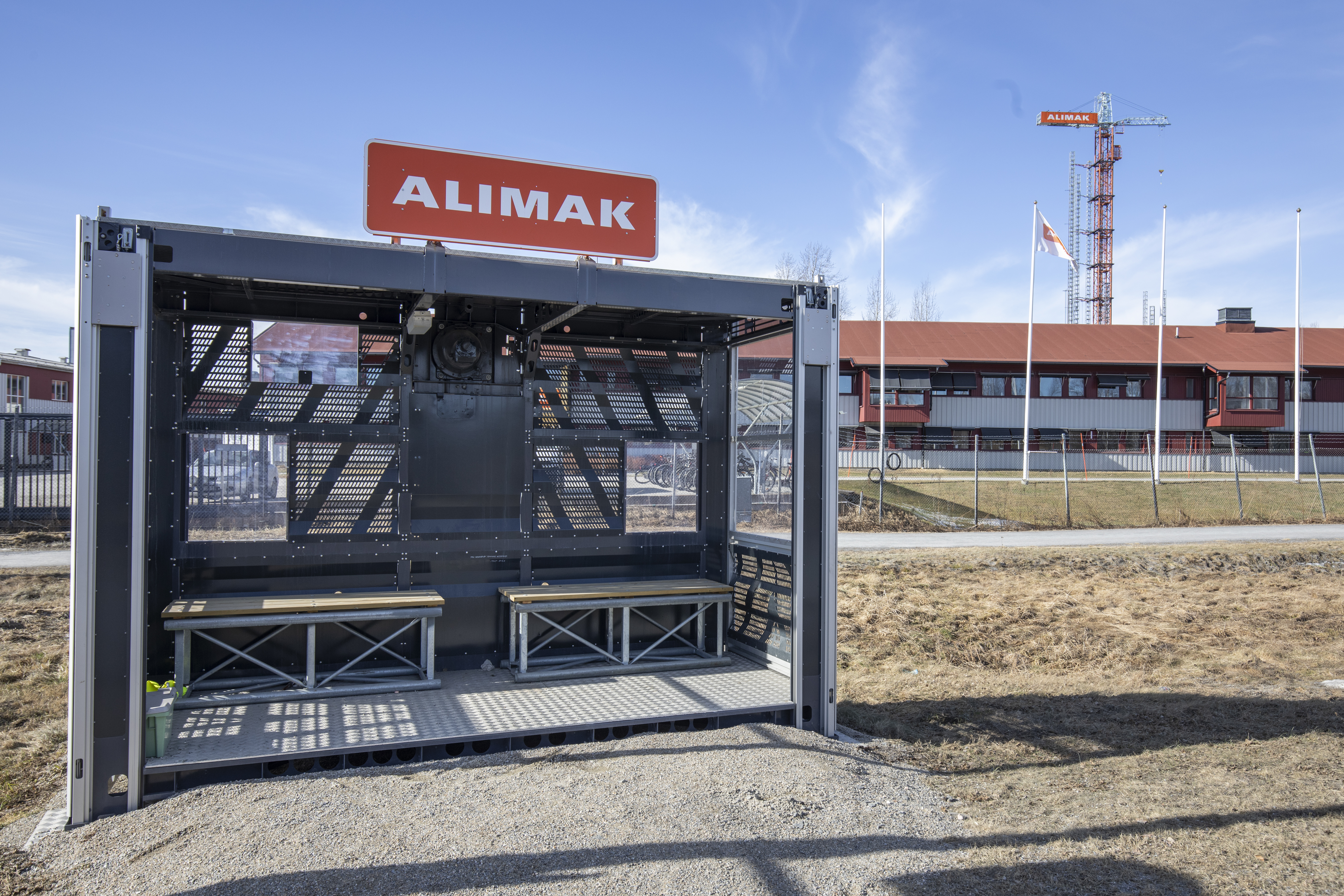 Busshållplatsen vid fabriken är en anpassad Alimakhiss.