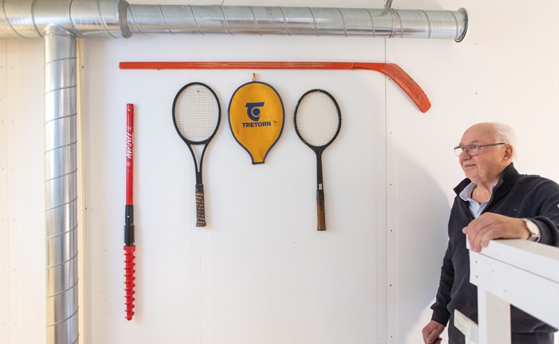 Några av Kjell Lindskogs uppfinningar: Den vikbara slalomkäppen, tennisrack i komposit som testades ut tillsammans med tennisspelaren Ove Bengtsson åt Tretorn, som la ner projektet. En hockeyklubba i kompositmaterial.