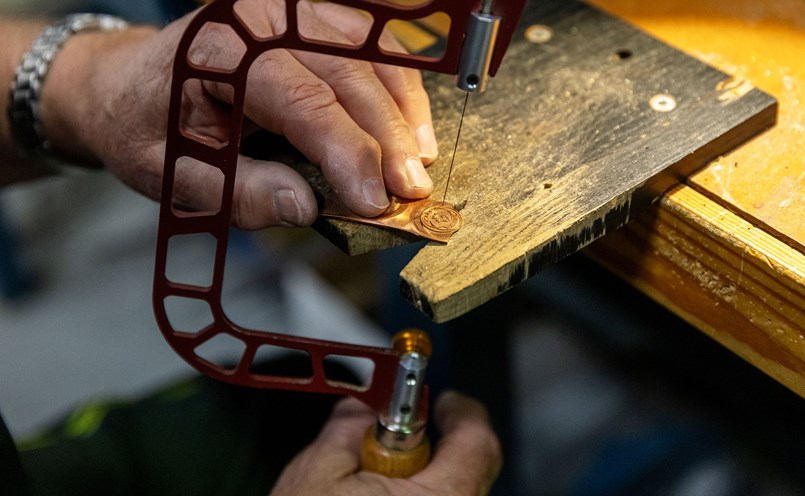 Vid väldigt korta serier är det inte lönt att producera klippverktyg, istället får man såga konturerna för hand.