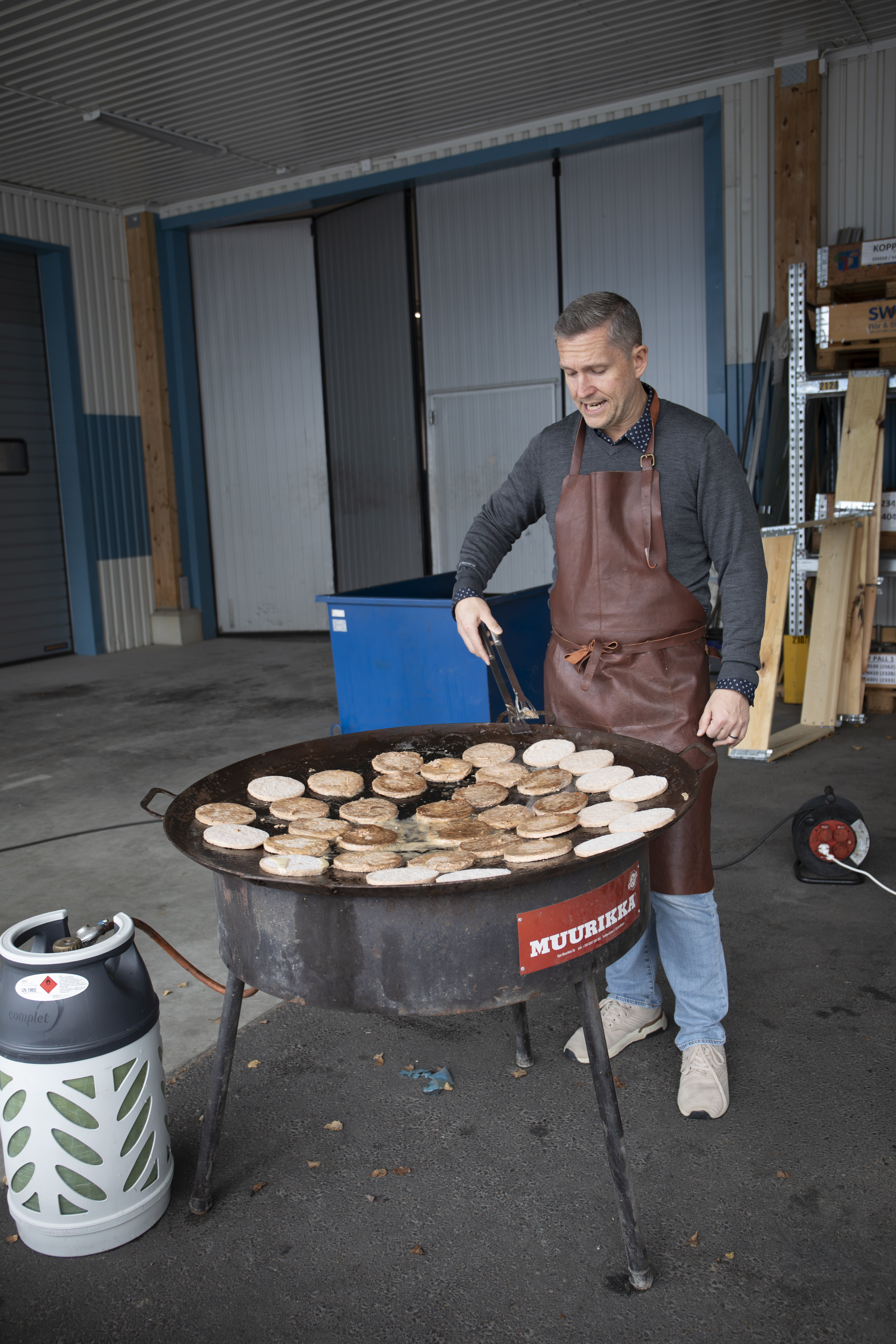 Dags för Mikael Vetterskog att grilla hamburgare.