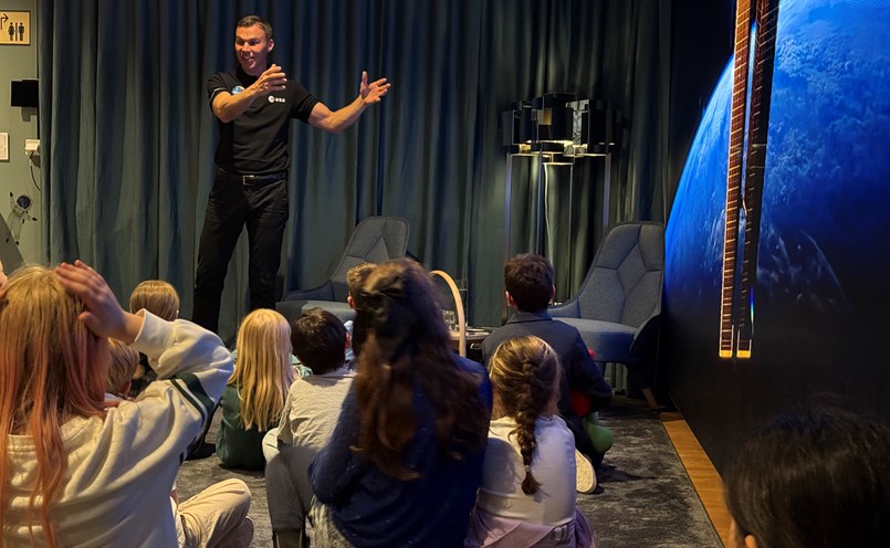 Marcus Wandt svarar på barnens frågor om rymden