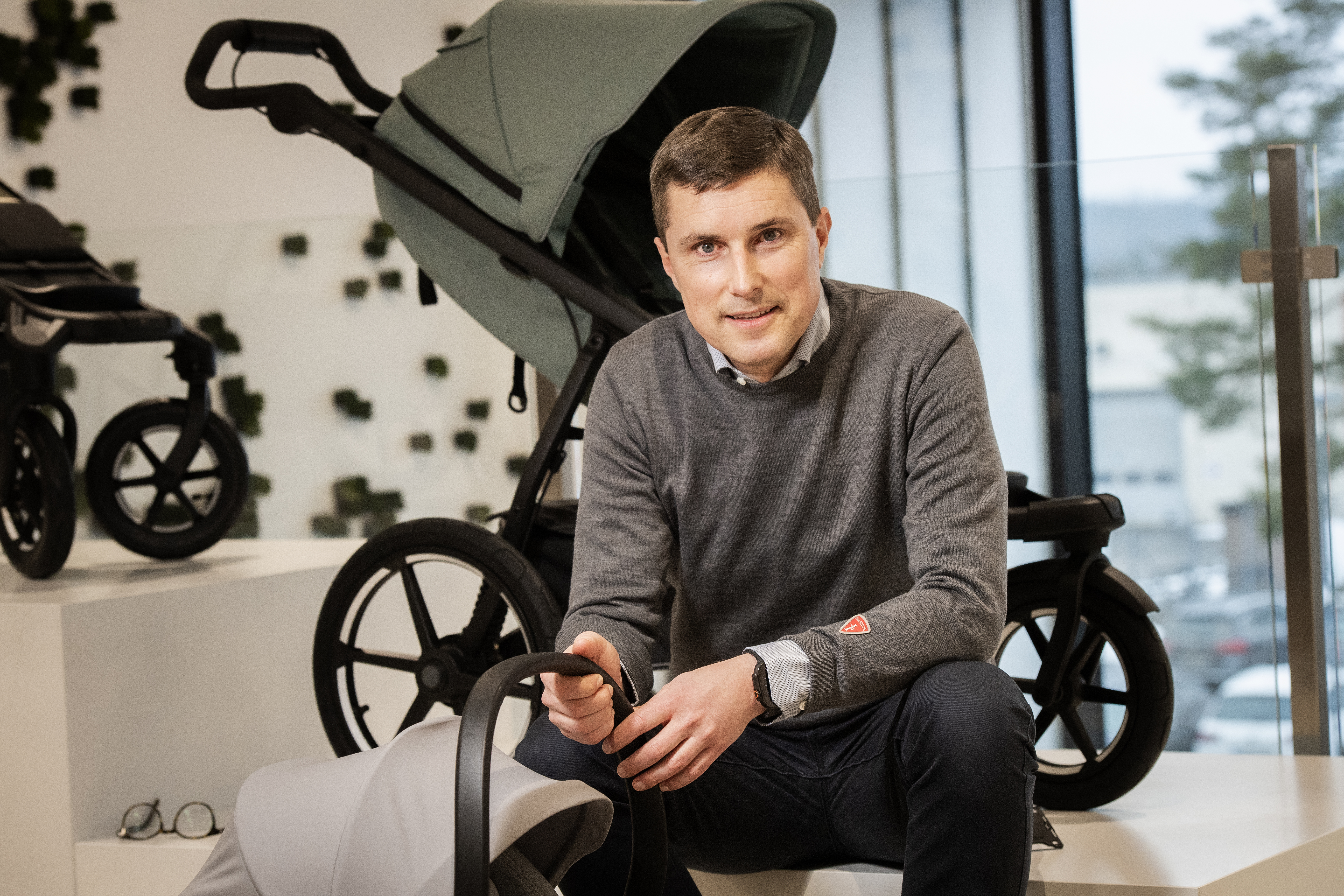 Wilhelm Larsson som är ansvarig för Thules nya satsning på bilbarnstolar för den europeiska marknaden.