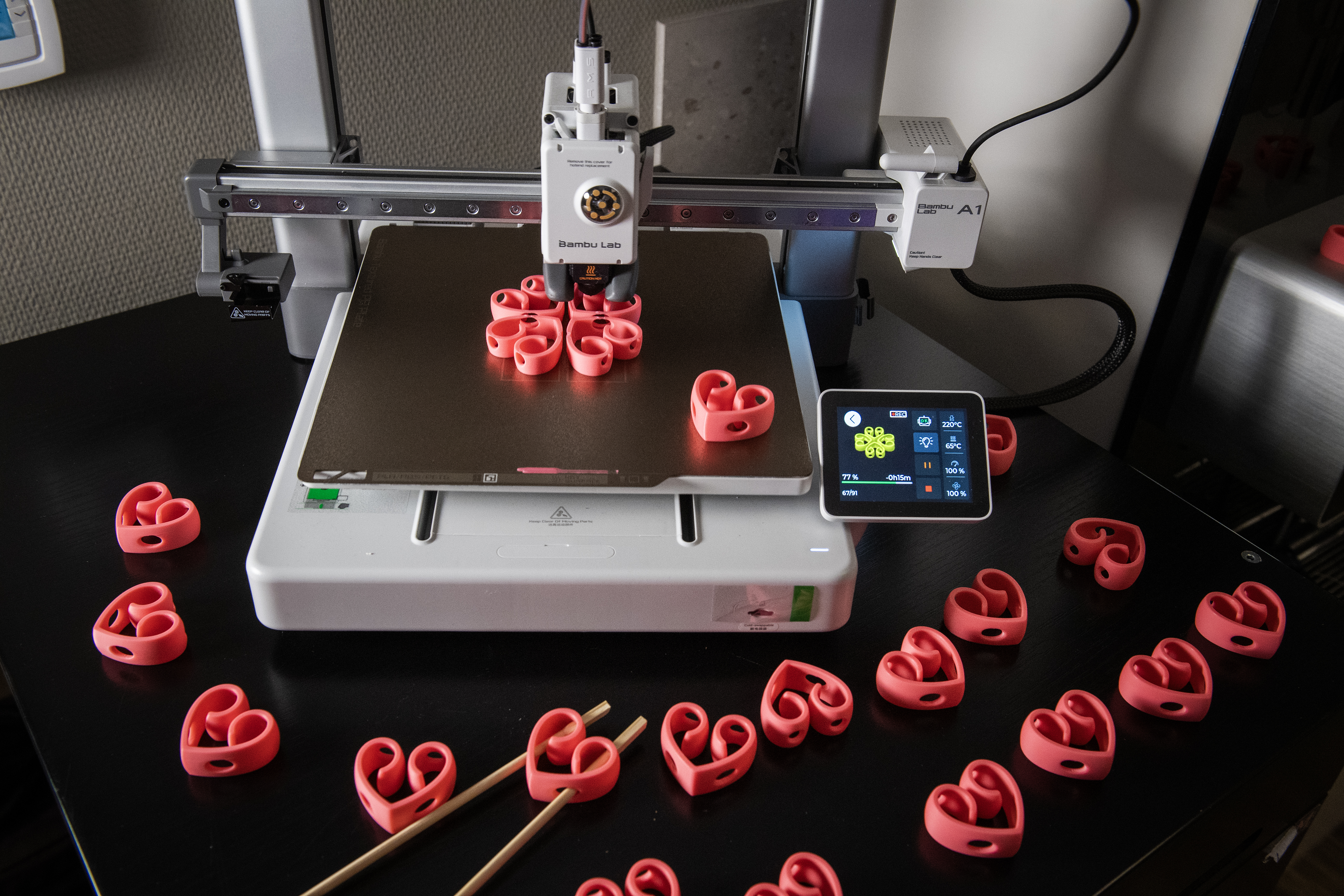 Genomtänkt i minsta detalj. Här en 3D-printer som skriver ut små rosa hjärtformade hållare till sushipinnarna.