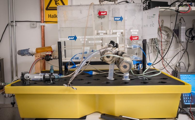 Pumptester utförs i en testrigg som ser ut som en mängd lådor fyllda med vätska, men som är en simulator av människokroppen.
